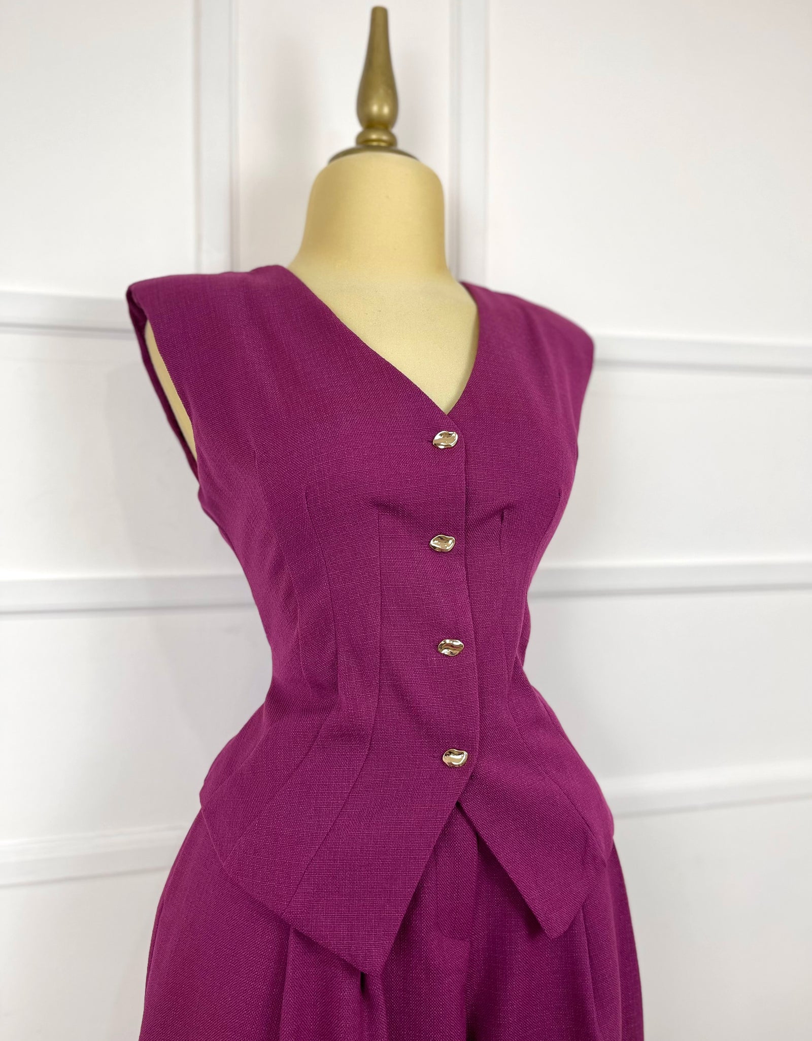 Set morado con botones dorados