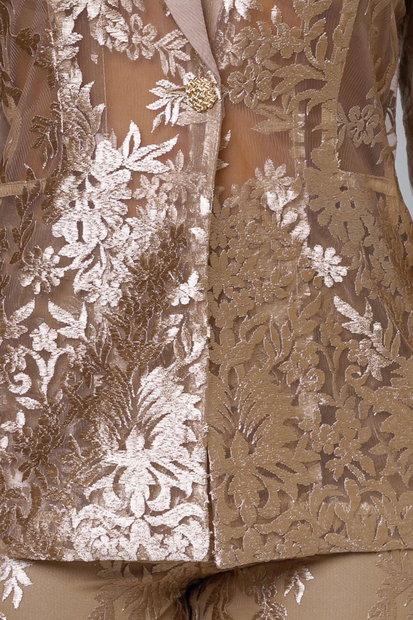 Traje estampando con transparencia