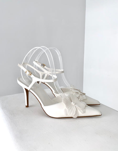 Zapatillas blancas con flor
