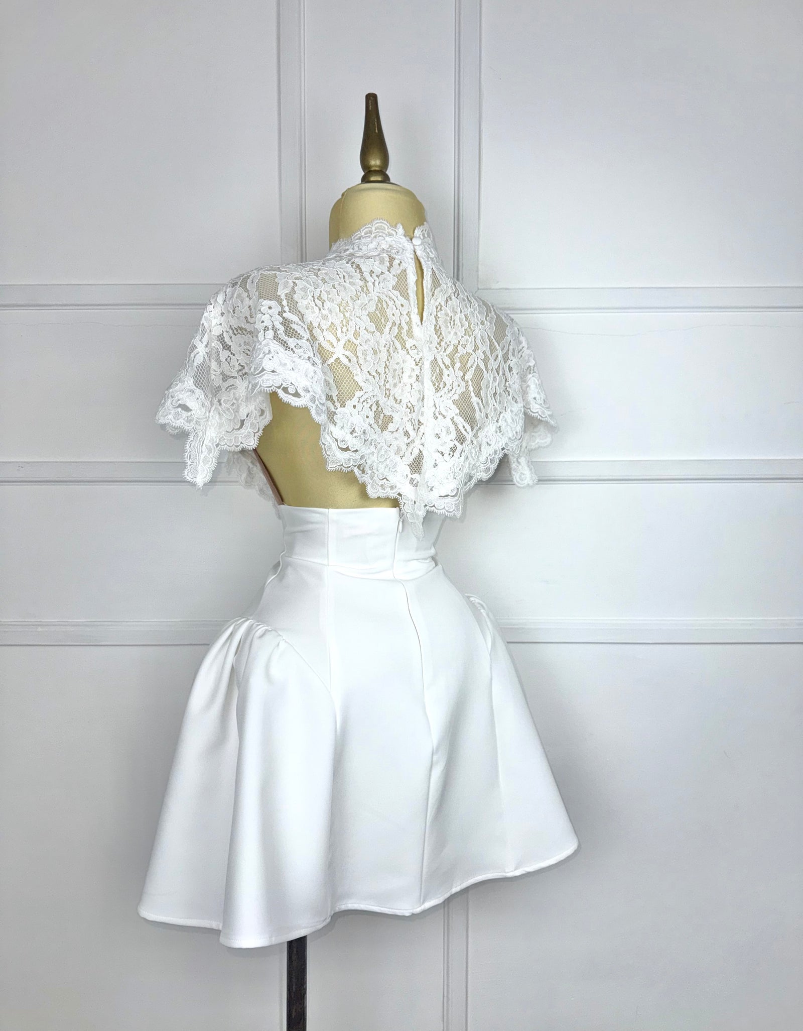 Vestido blanco con capa guipur