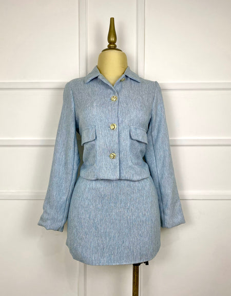 Set azul con botones dorados