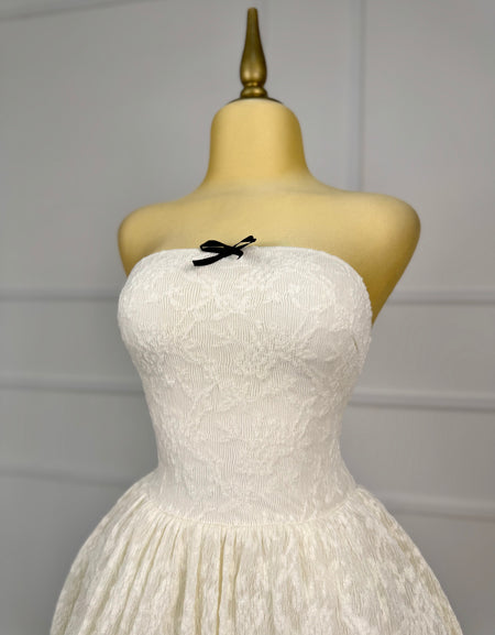 Vestido beige globo moño negro