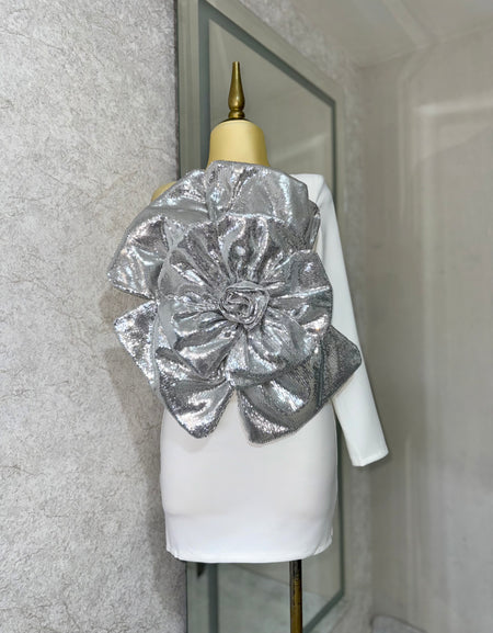 Vestido blanco con flor gigante de lentejuelas plata
