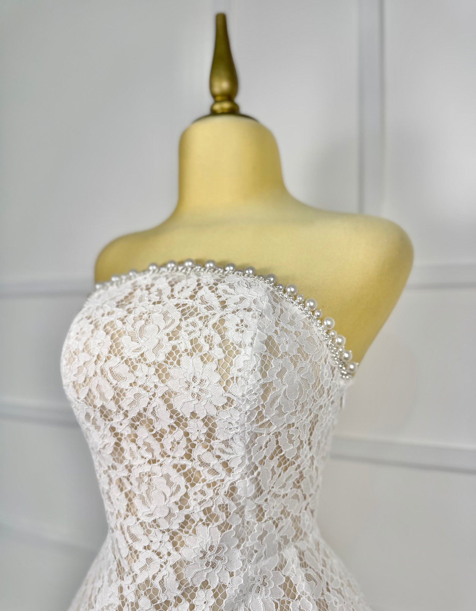 Vestido encaje blanco con perlas