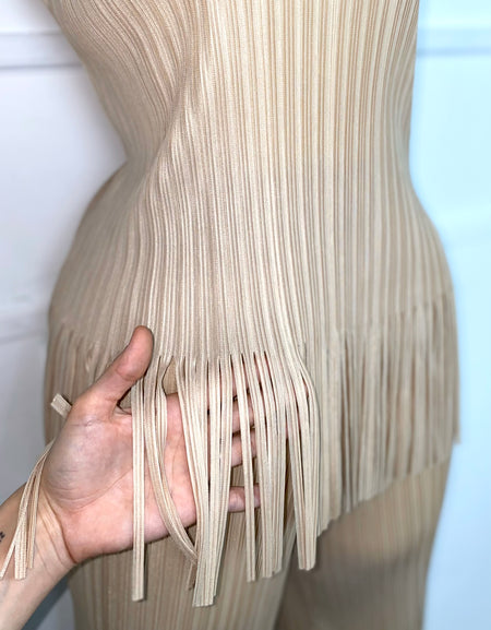 Set taupe con flecos