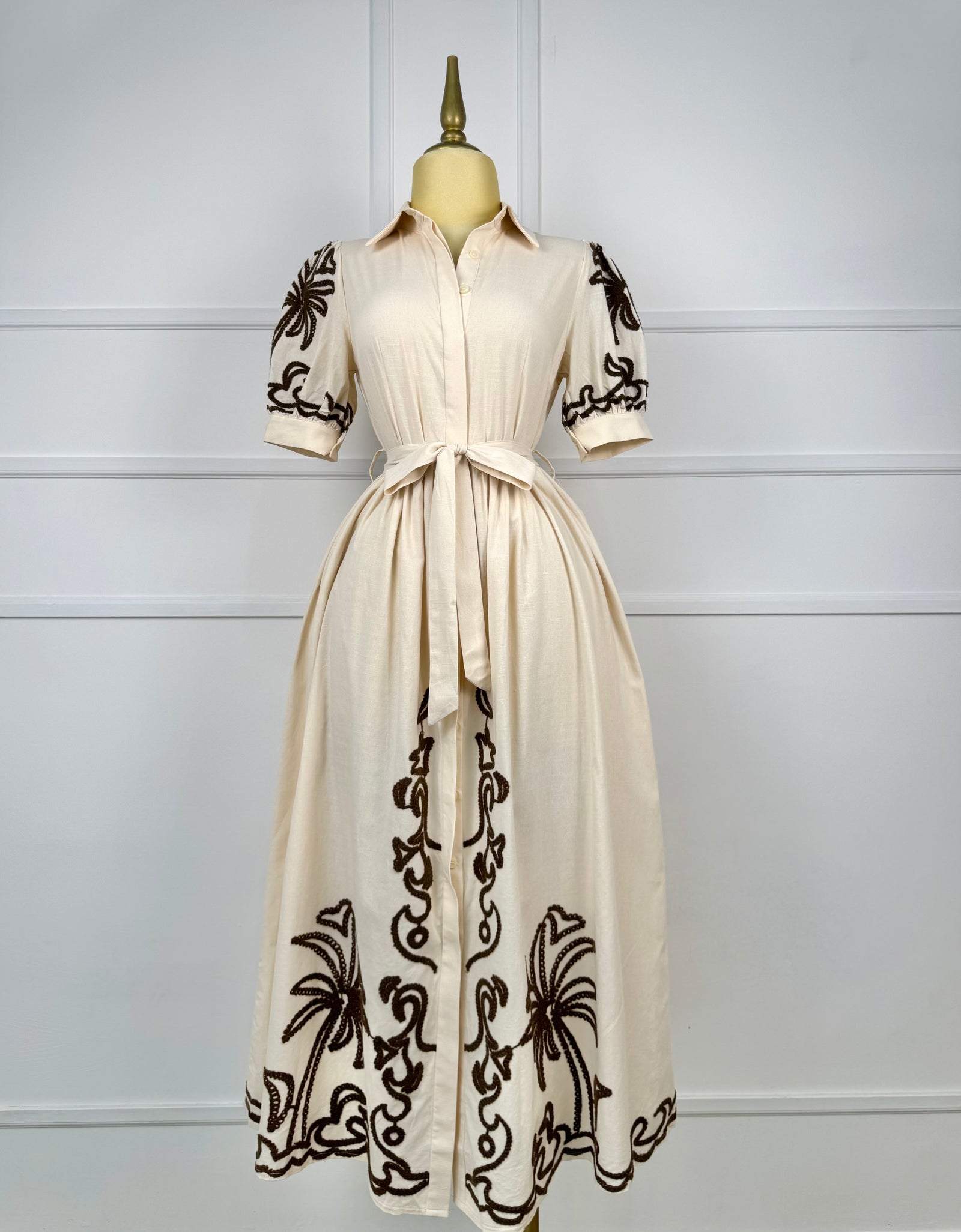 Vestido midi beige con bordado