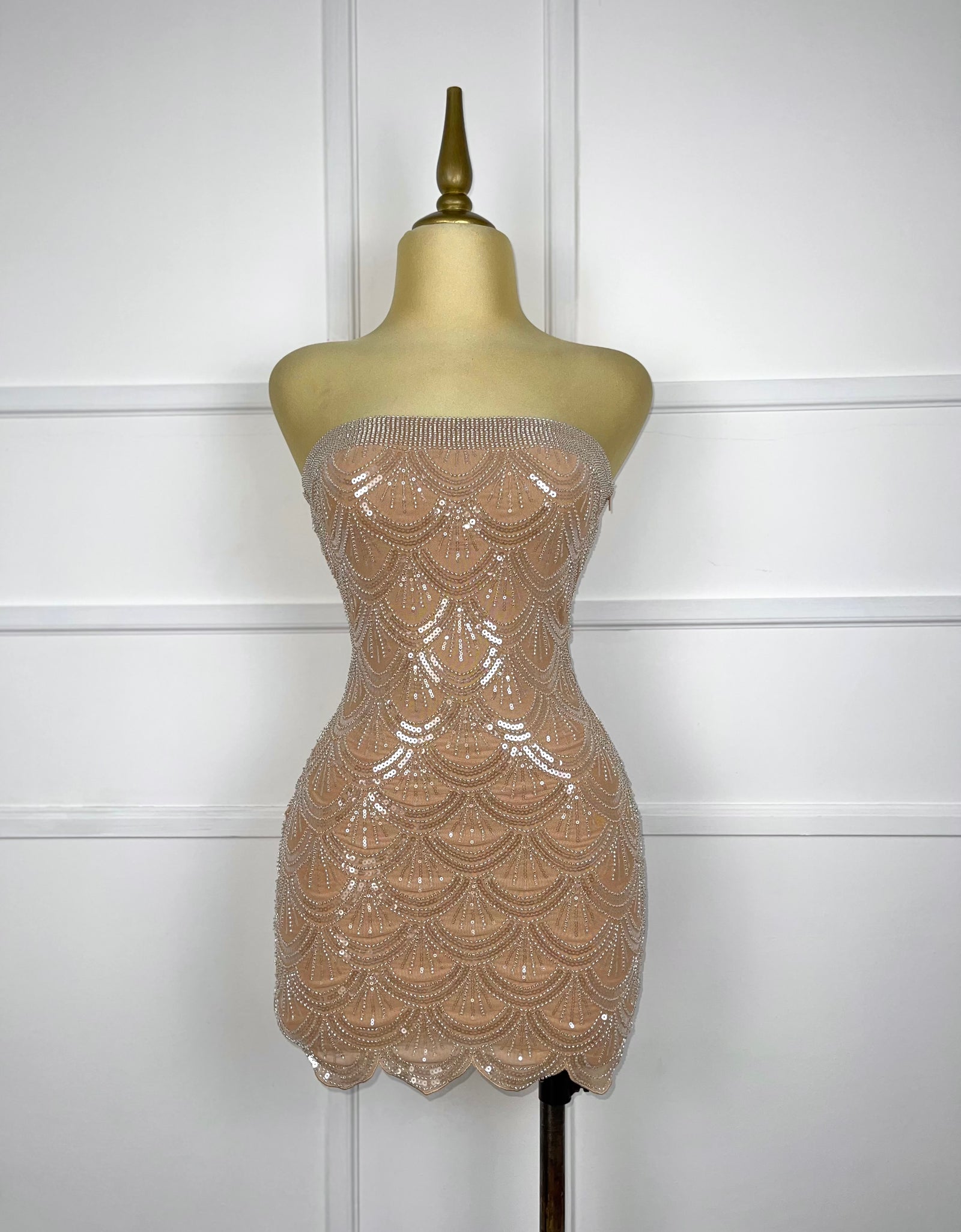 Vestido nude con pedrería y lentejuelas
