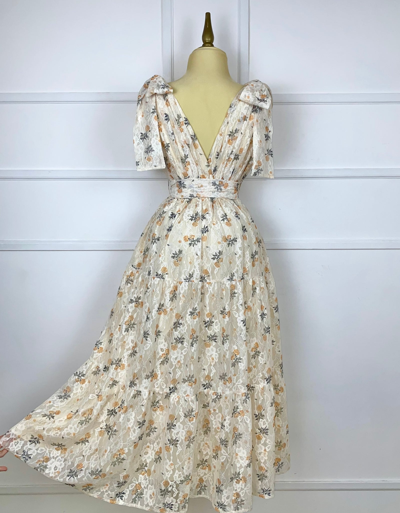Vestido beige encaje con flores y listón