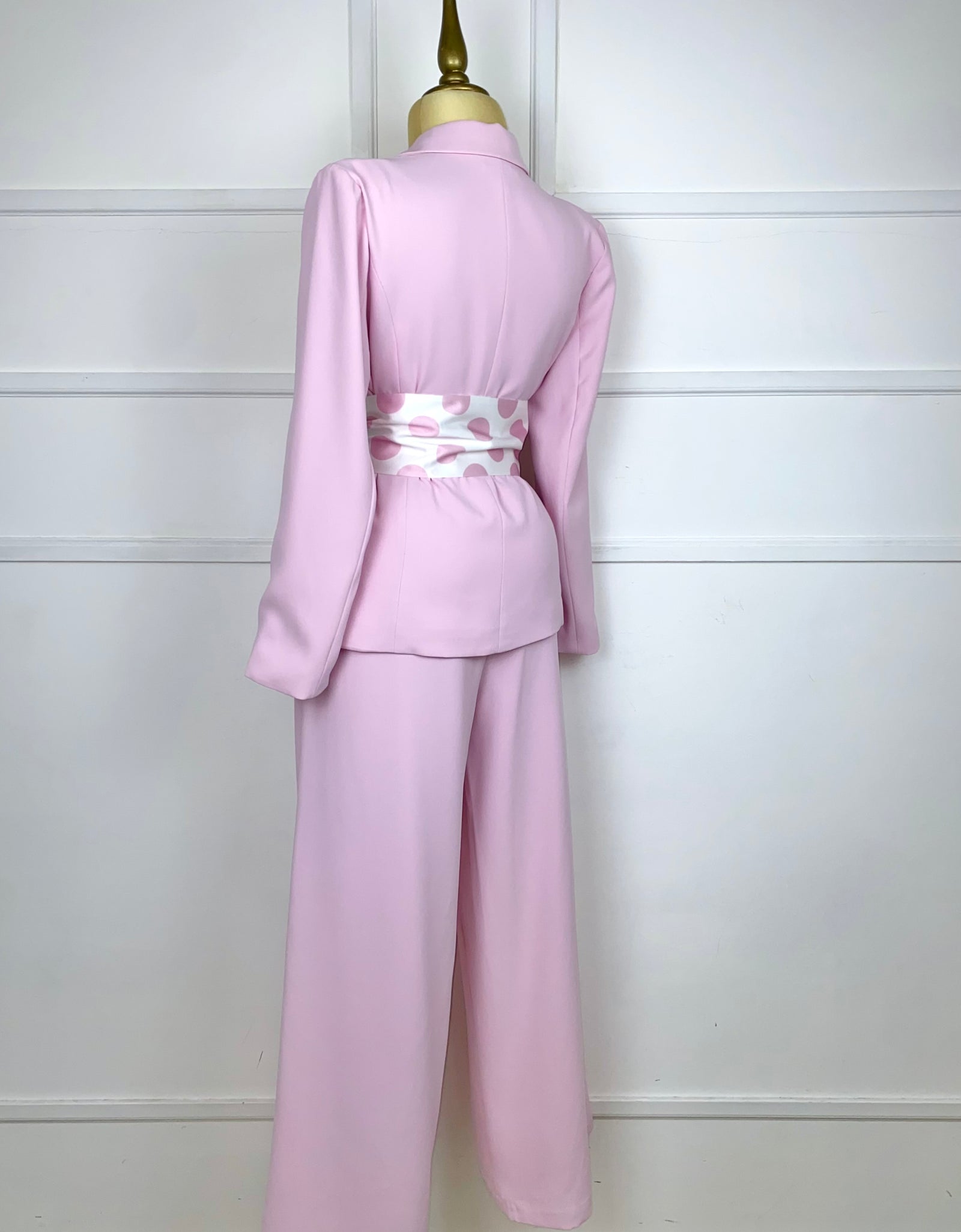 Traje rosa con listón de lunares