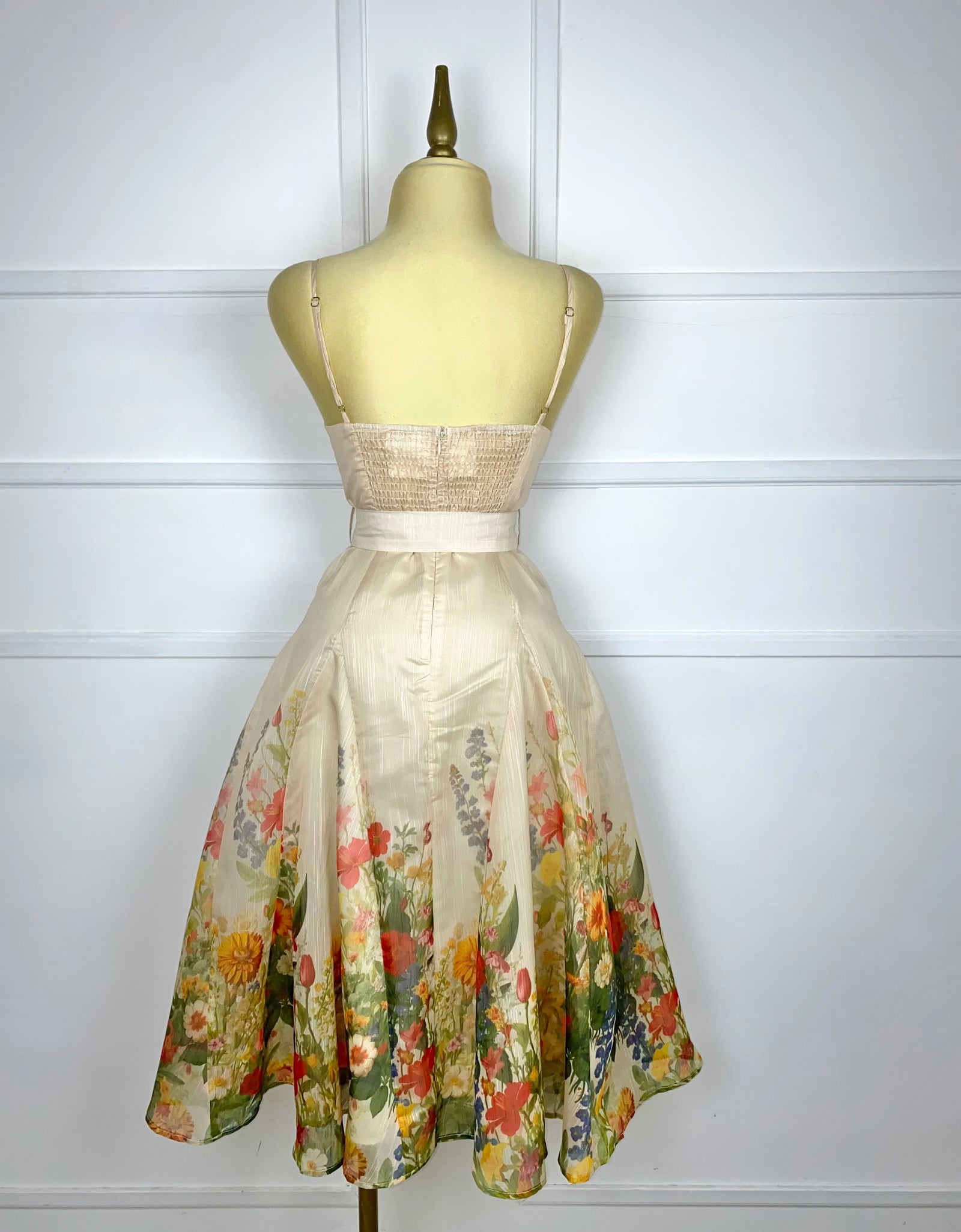 Vestido crema con estampado floral y cinto