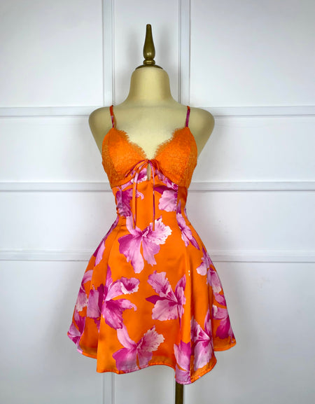 Vestido naranja satín con flores rosas
