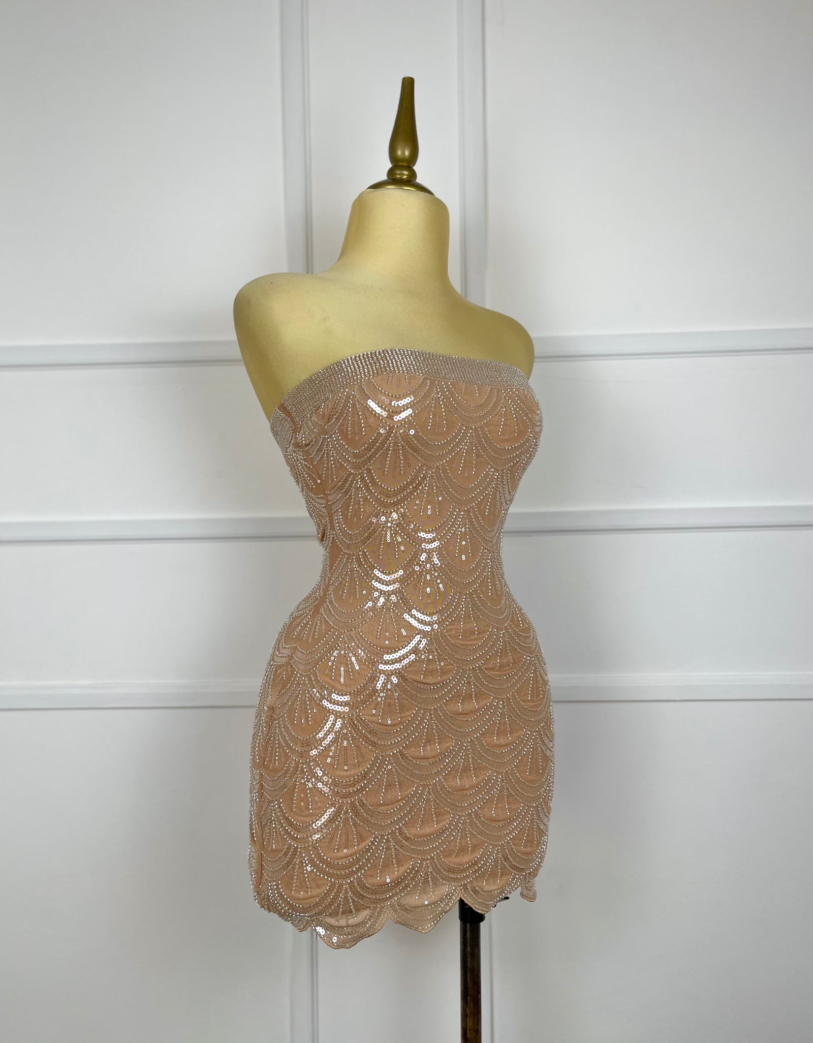 Vestido nude con pedrería y lentejuelas