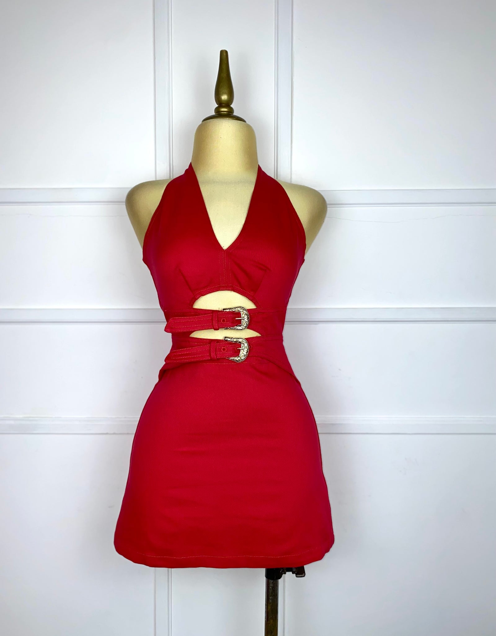 Vestido corto rojo con hebillas