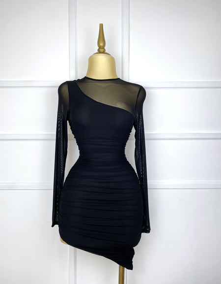 Vestido negro asimétrico con transparencias