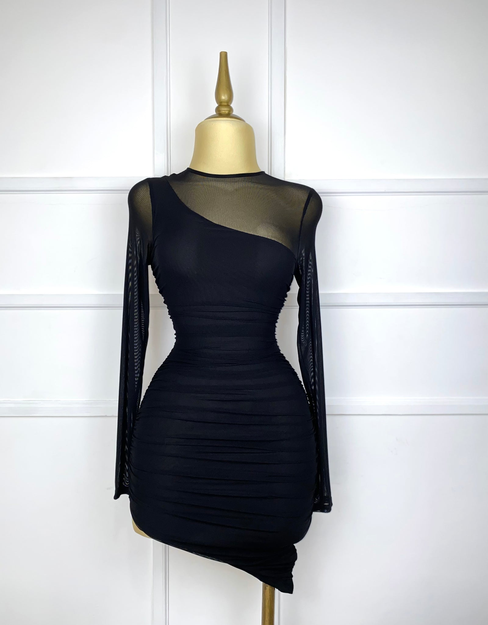 Vestido negro asimétrico con transparencias