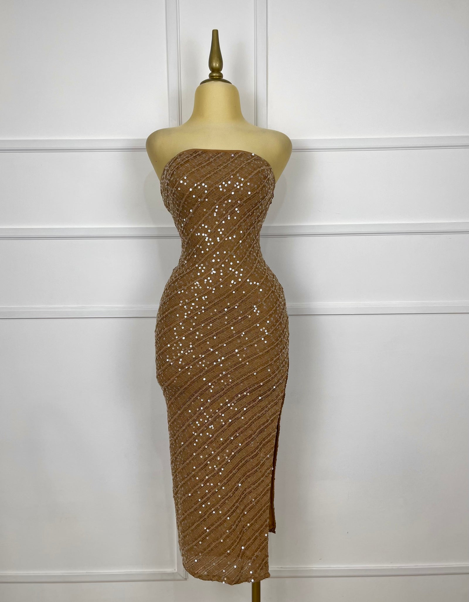 Vestido café con lentejuela (escote en espalda)