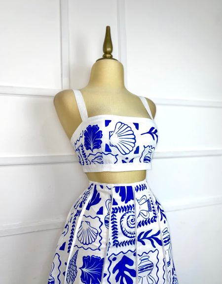 Set blanco con estampado azul de conchas