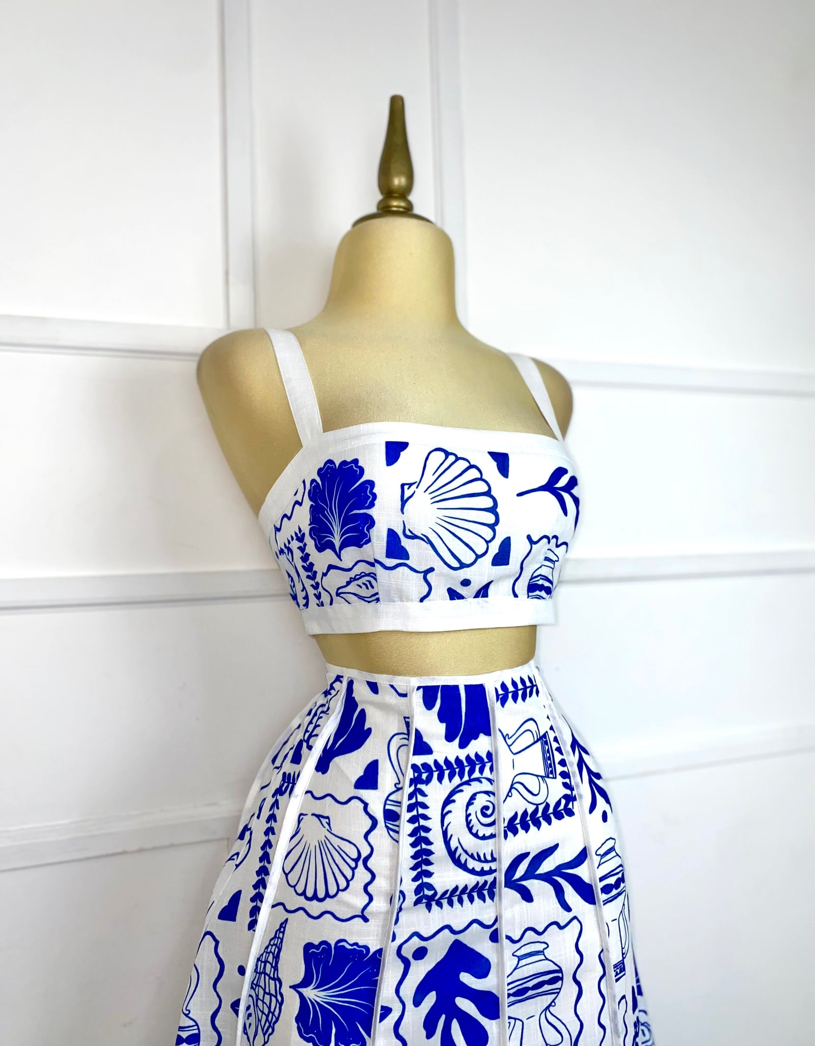 Set blanco con estampado azul de conchas