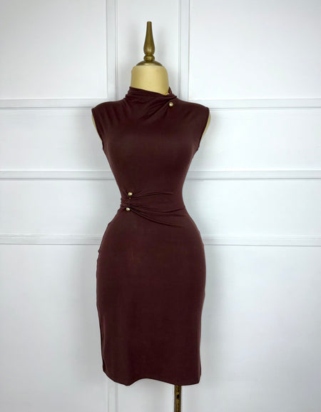 Vestido café con broches dorados