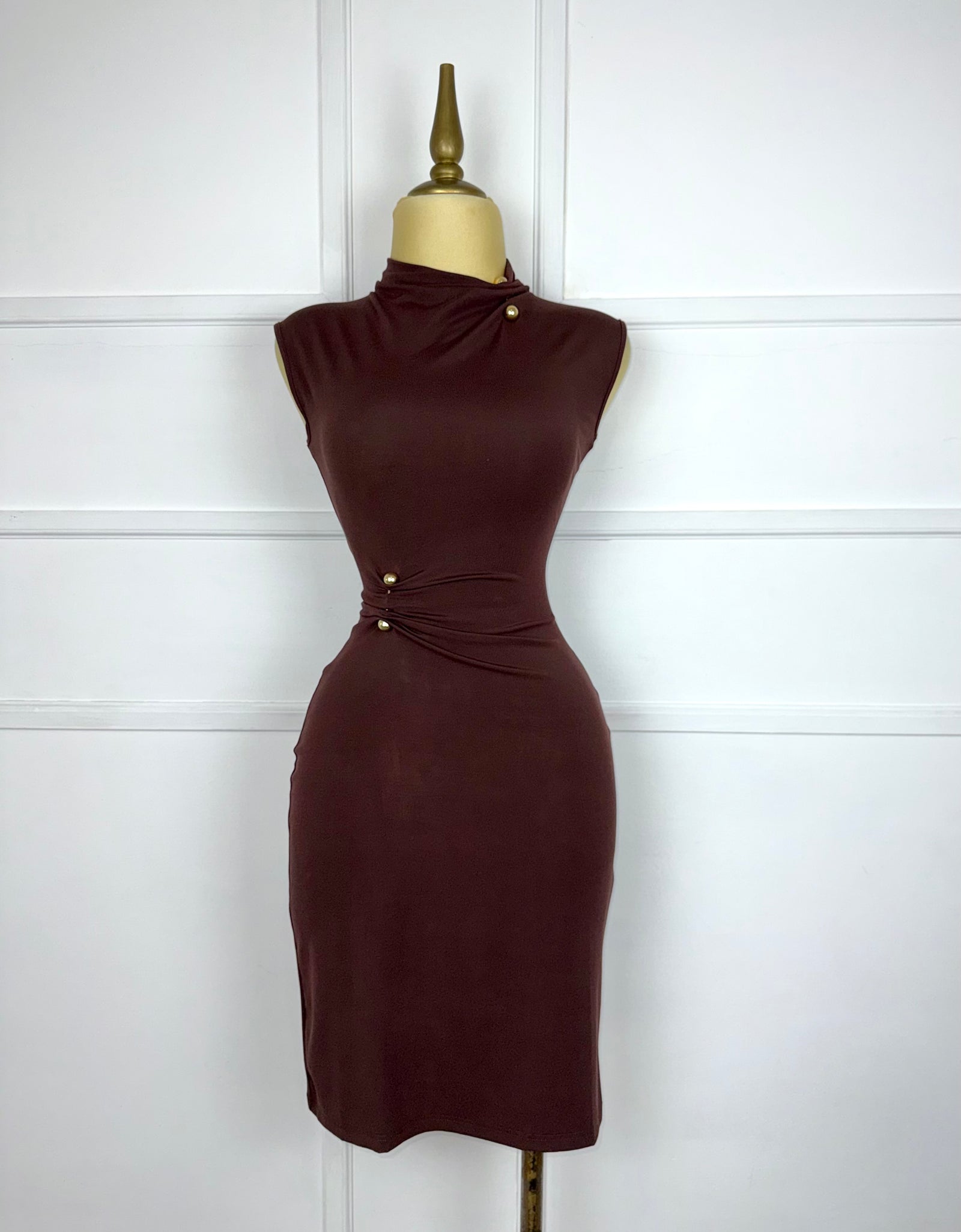 Vestido café con broches dorados