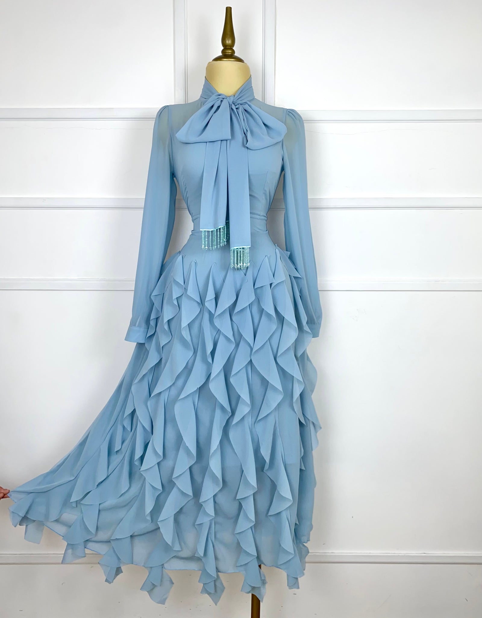 Vestido azul largo tipo gasa con olanes