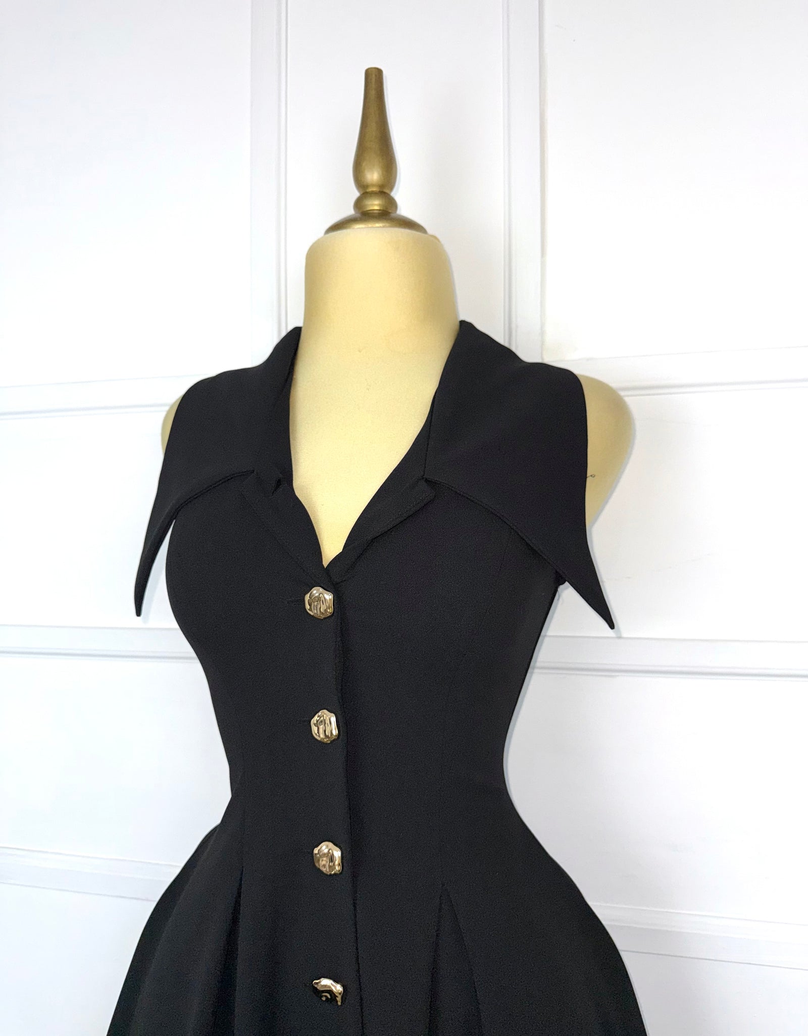 Vestido negro botones dorados