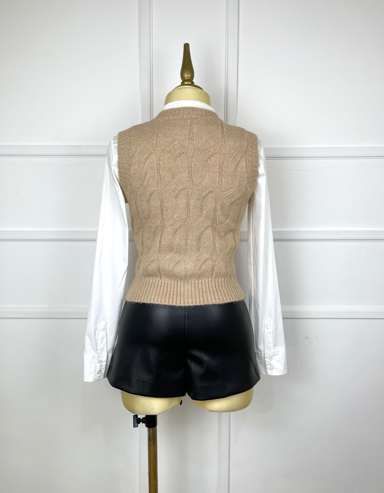 Chaleco beige con botones