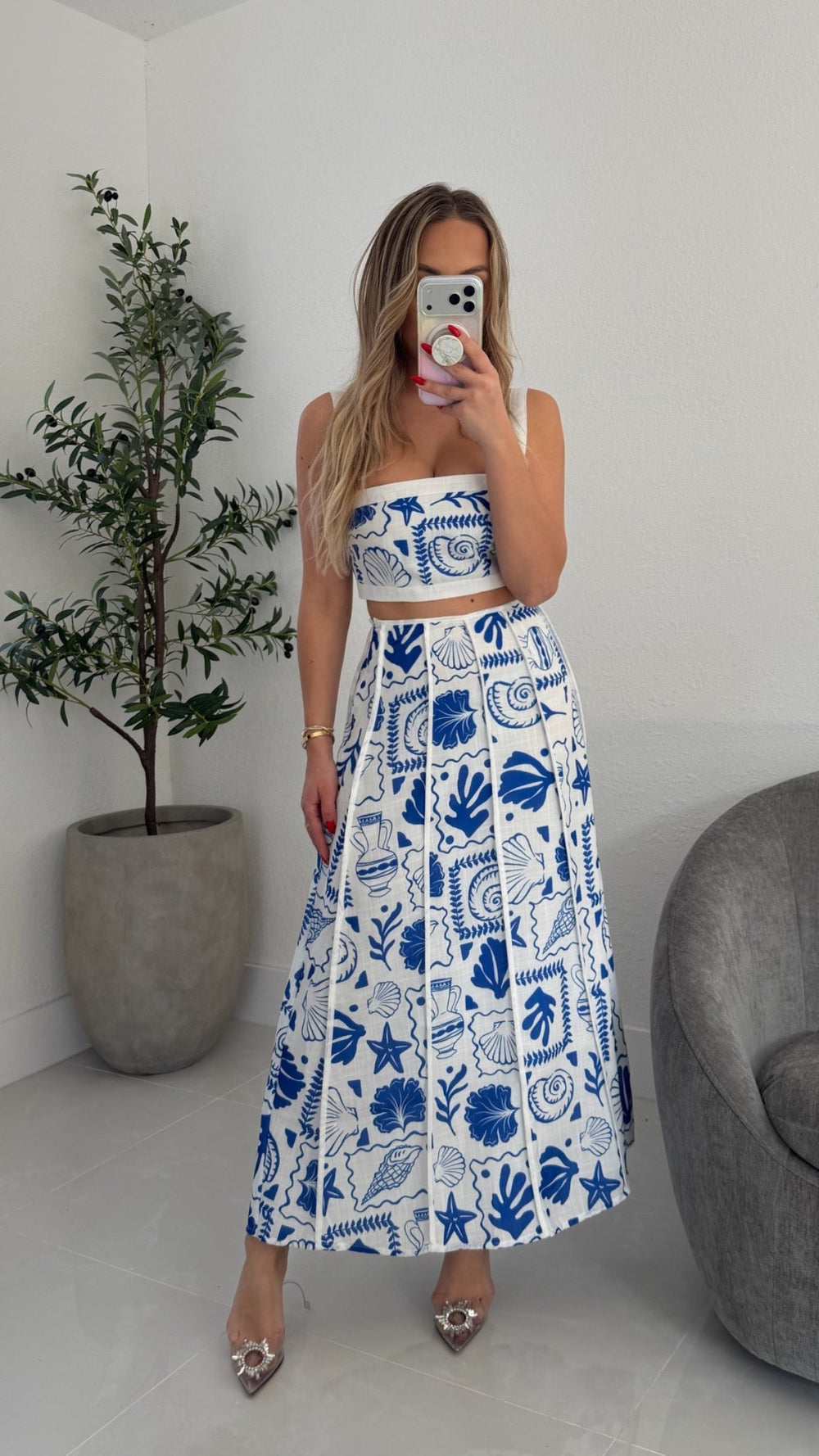 Set blanco con estampado azul de conchas