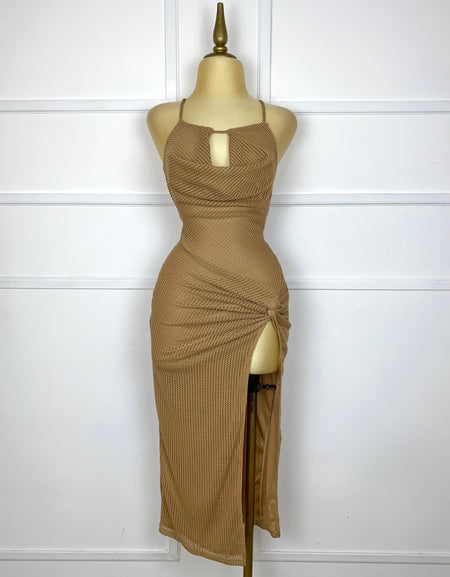 Vestido café tejido con abertura