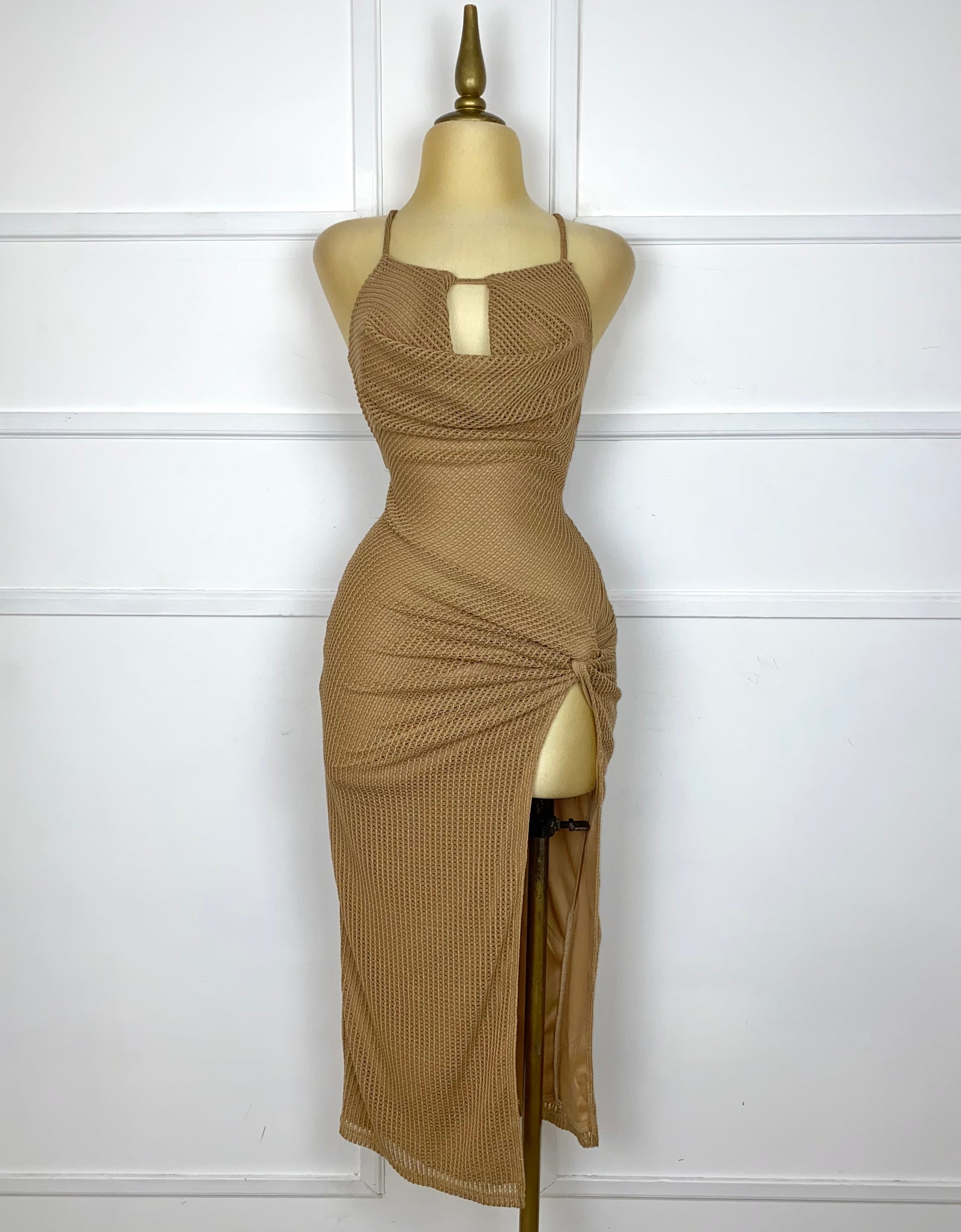 Vestido café tejido con abertura