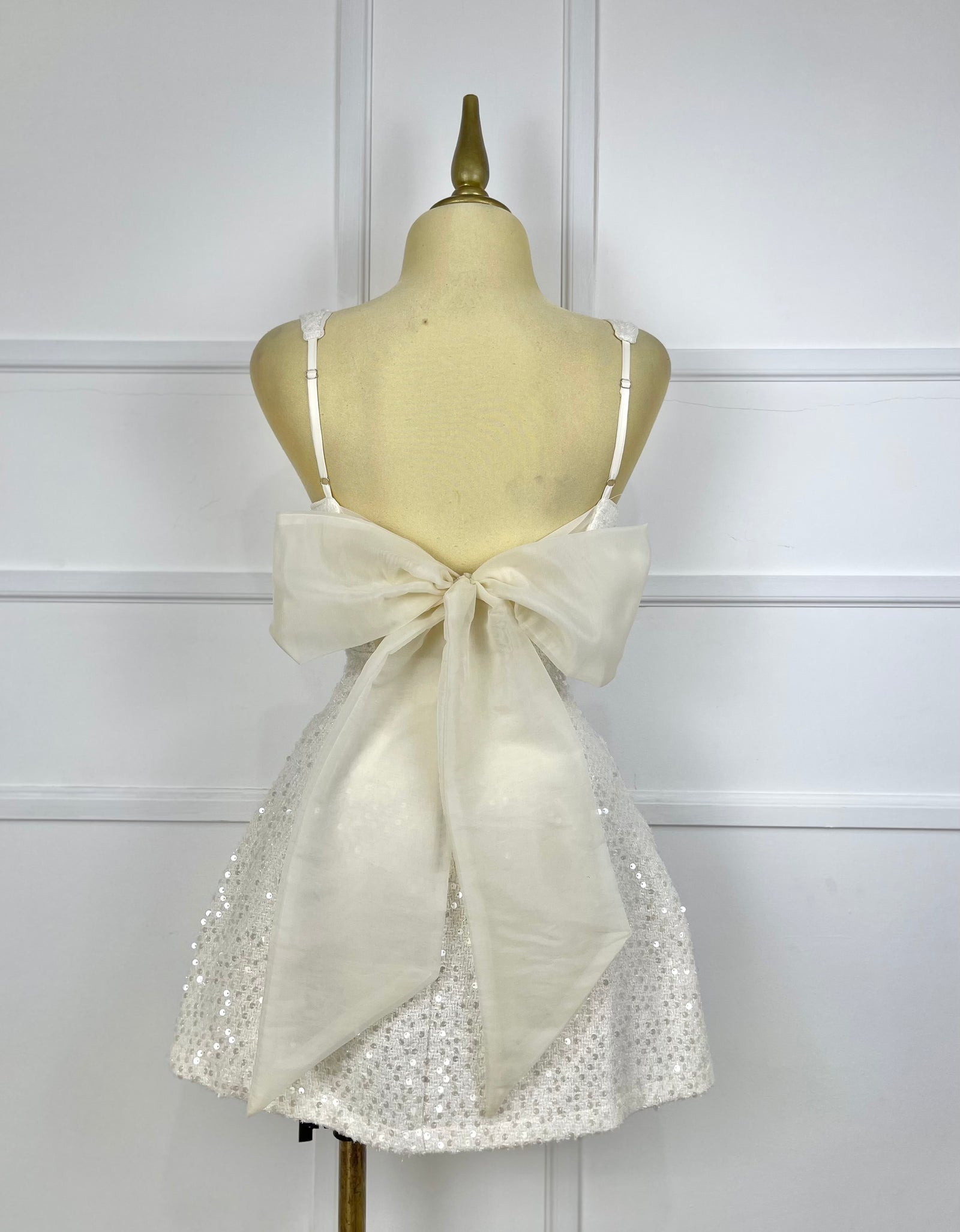 Vestido beige tweed lentejuelas y moño tul