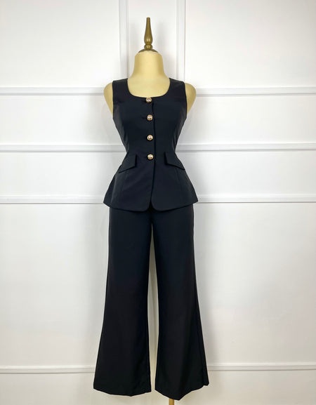 Palazzo negro con botones dorados