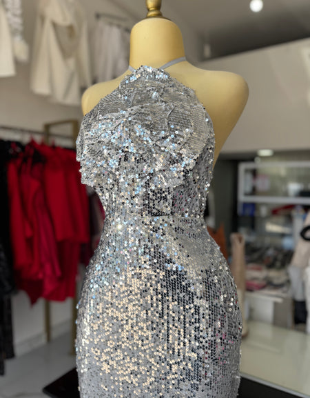 Vestido plata largo lentejuelas con flor