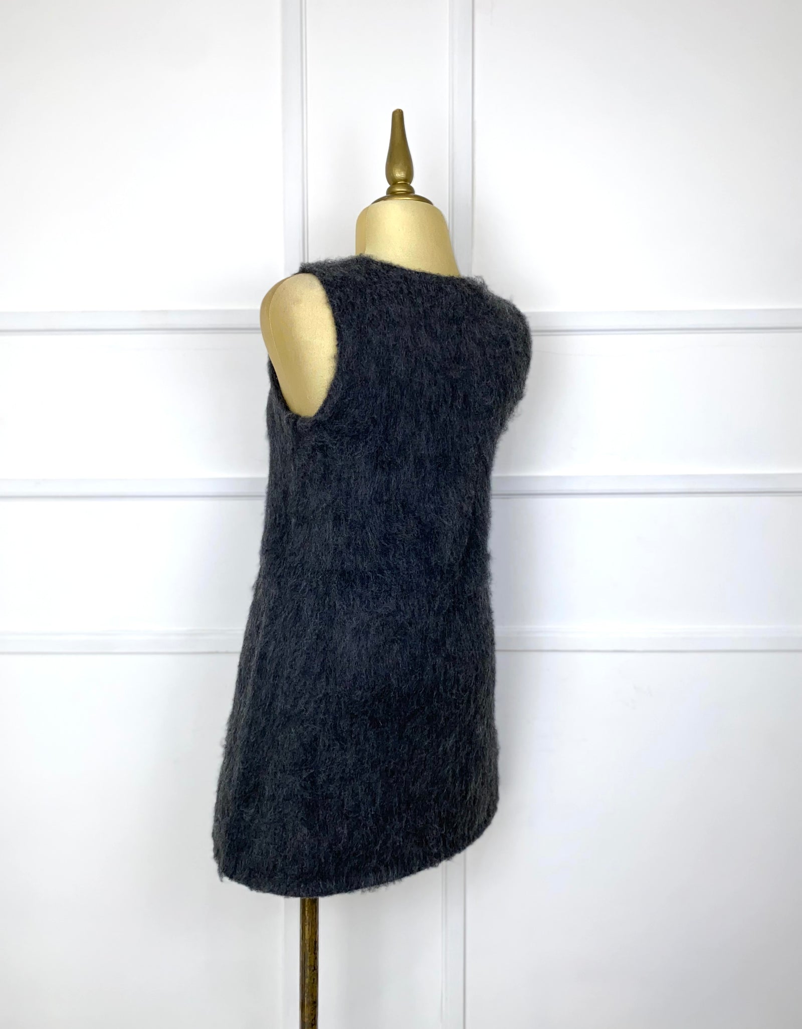 Vestido gris afelpado botones pedrería