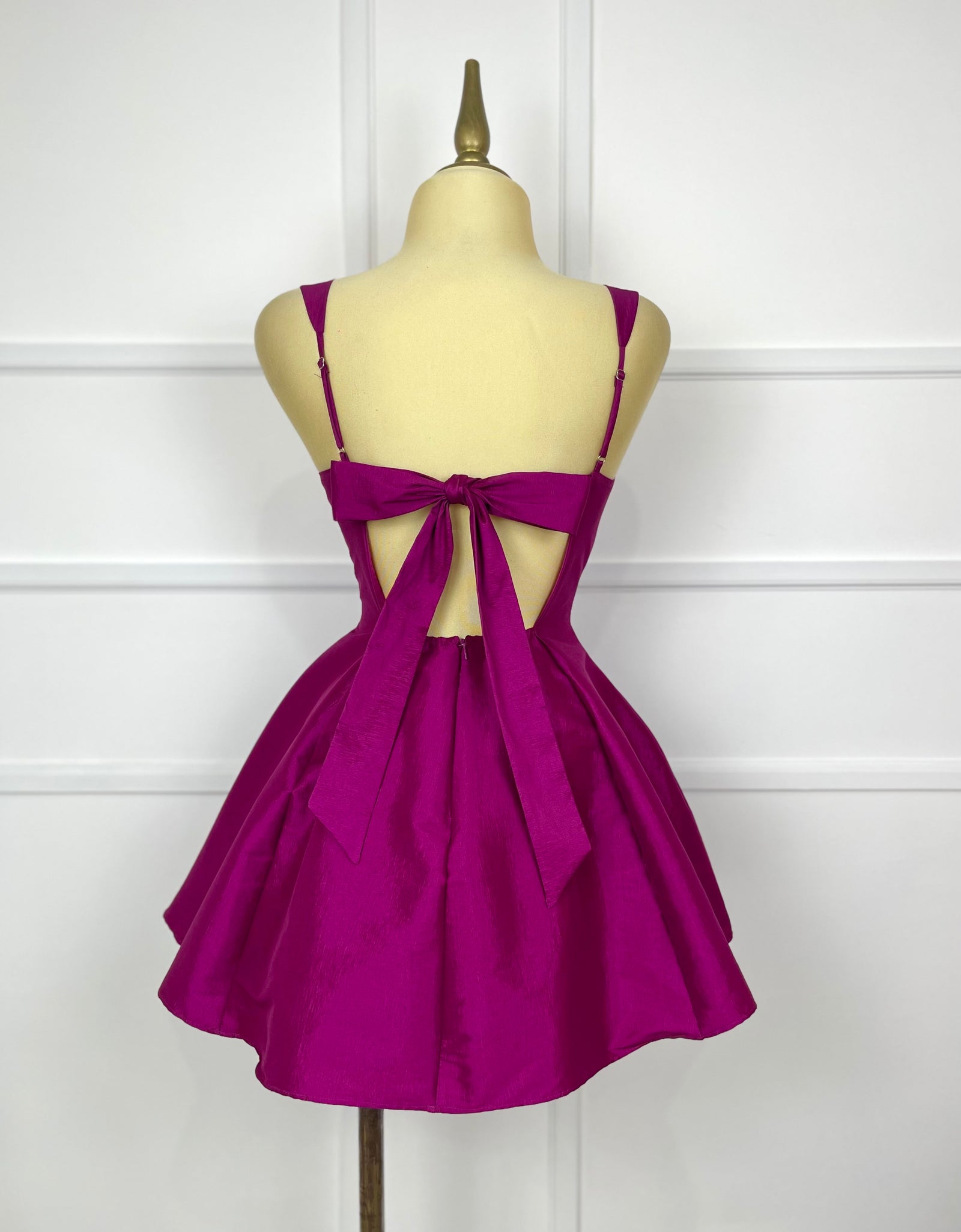 Vestido corto magenta con listones