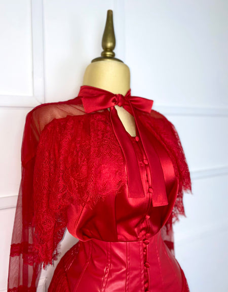 Vestido rojo con encaje y vinipiel