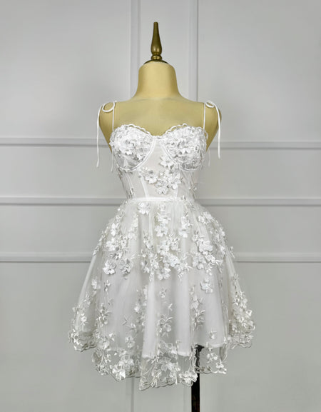 Vestido blanco con flores 3D
