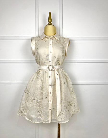 Vestido beige con lentejuelas y cinto