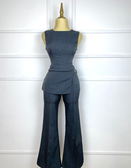 Set gris liso con hebilla