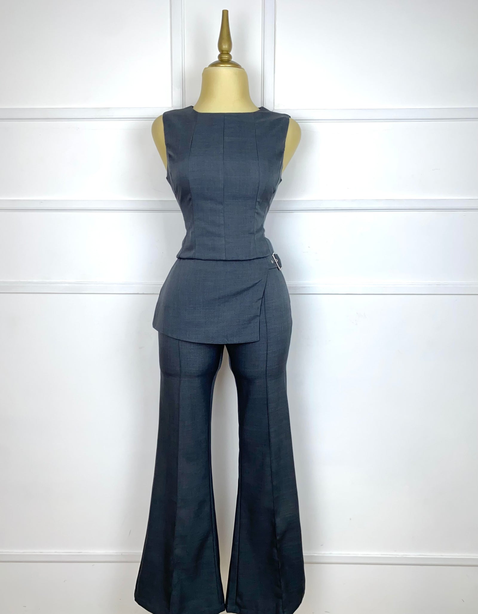 Set gris liso con hebilla