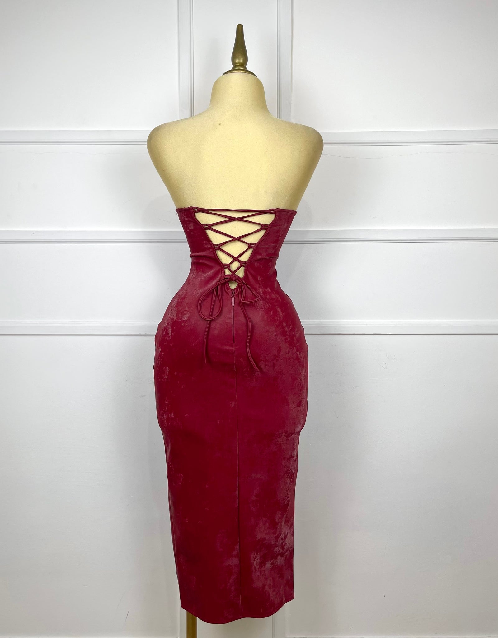 Vestido tinto strapless vinipiel