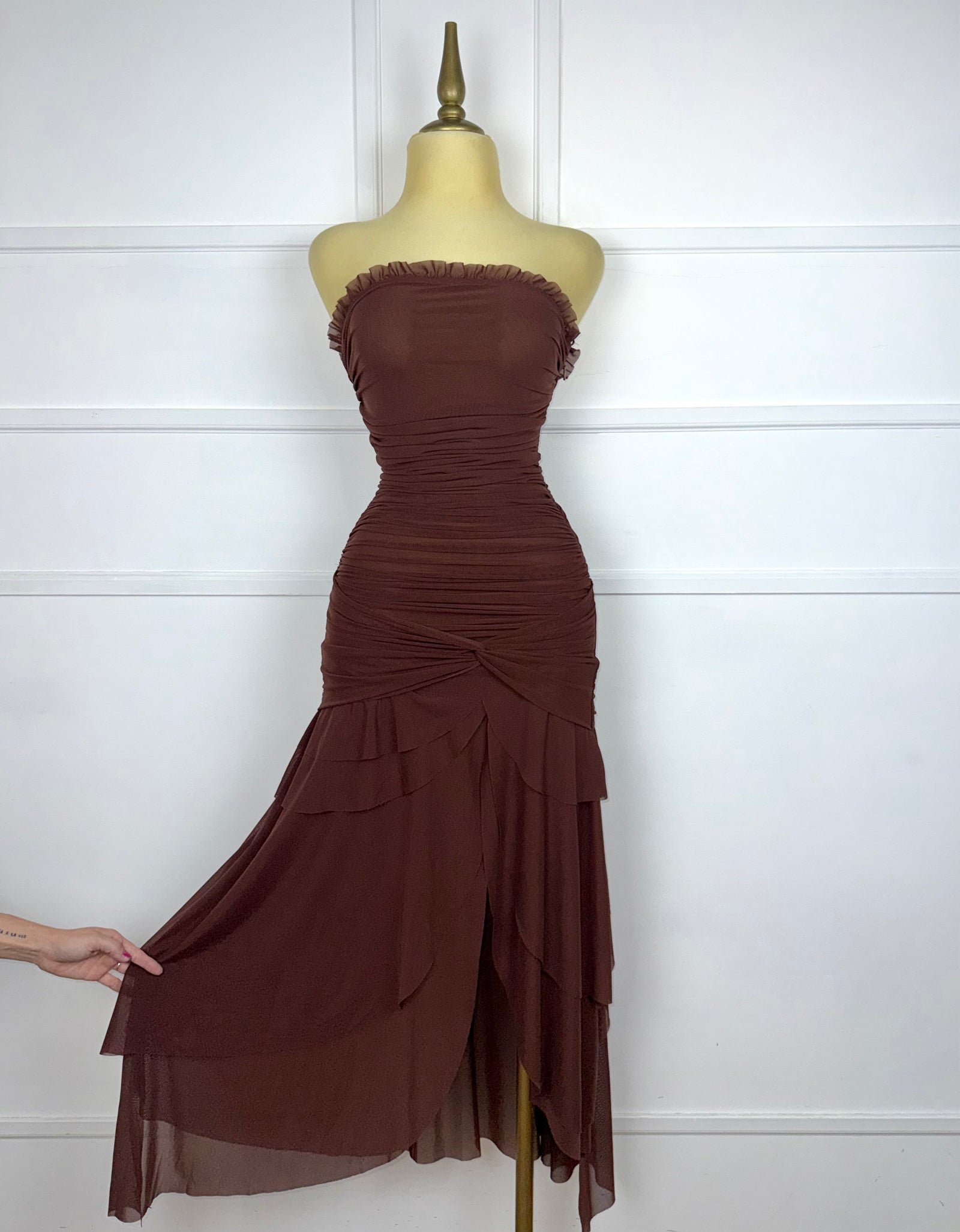 Vestido café asimétrico drapeado