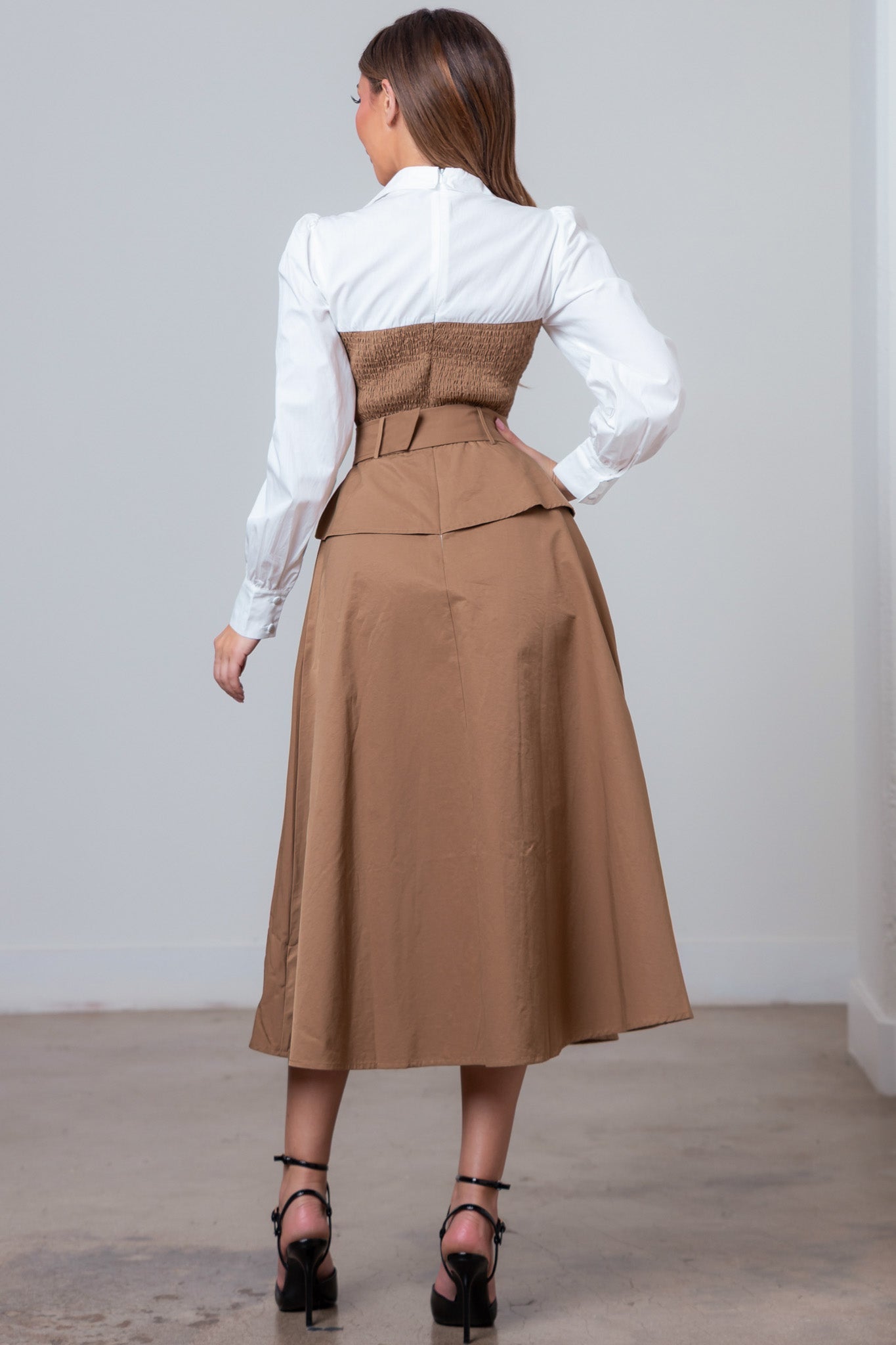 Vestido café midi con cinto