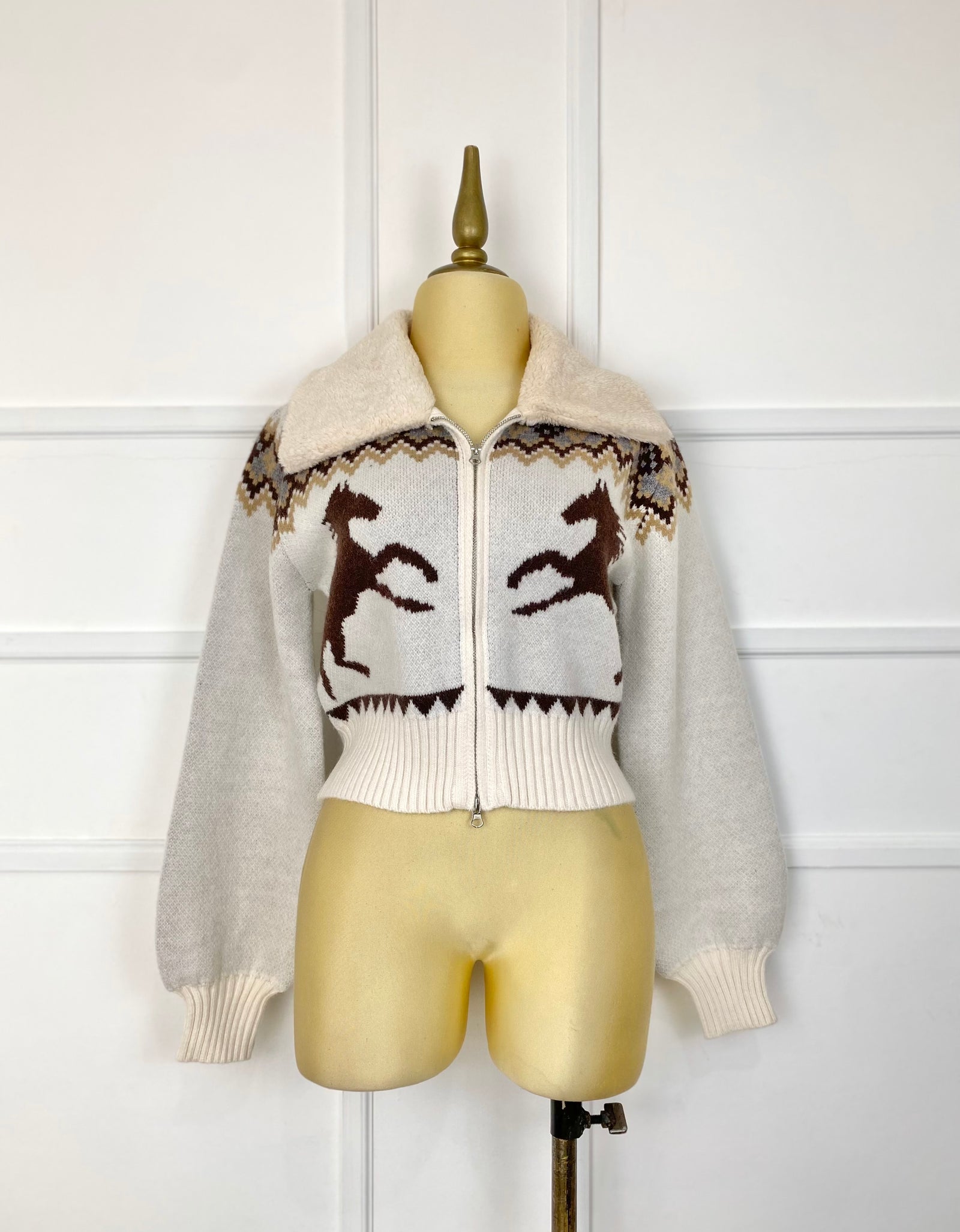 Suéter con peluche y caballos