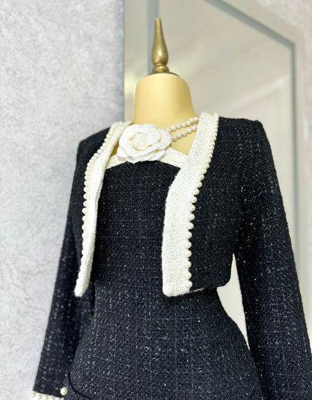 Vestido con saco tweed y perlas