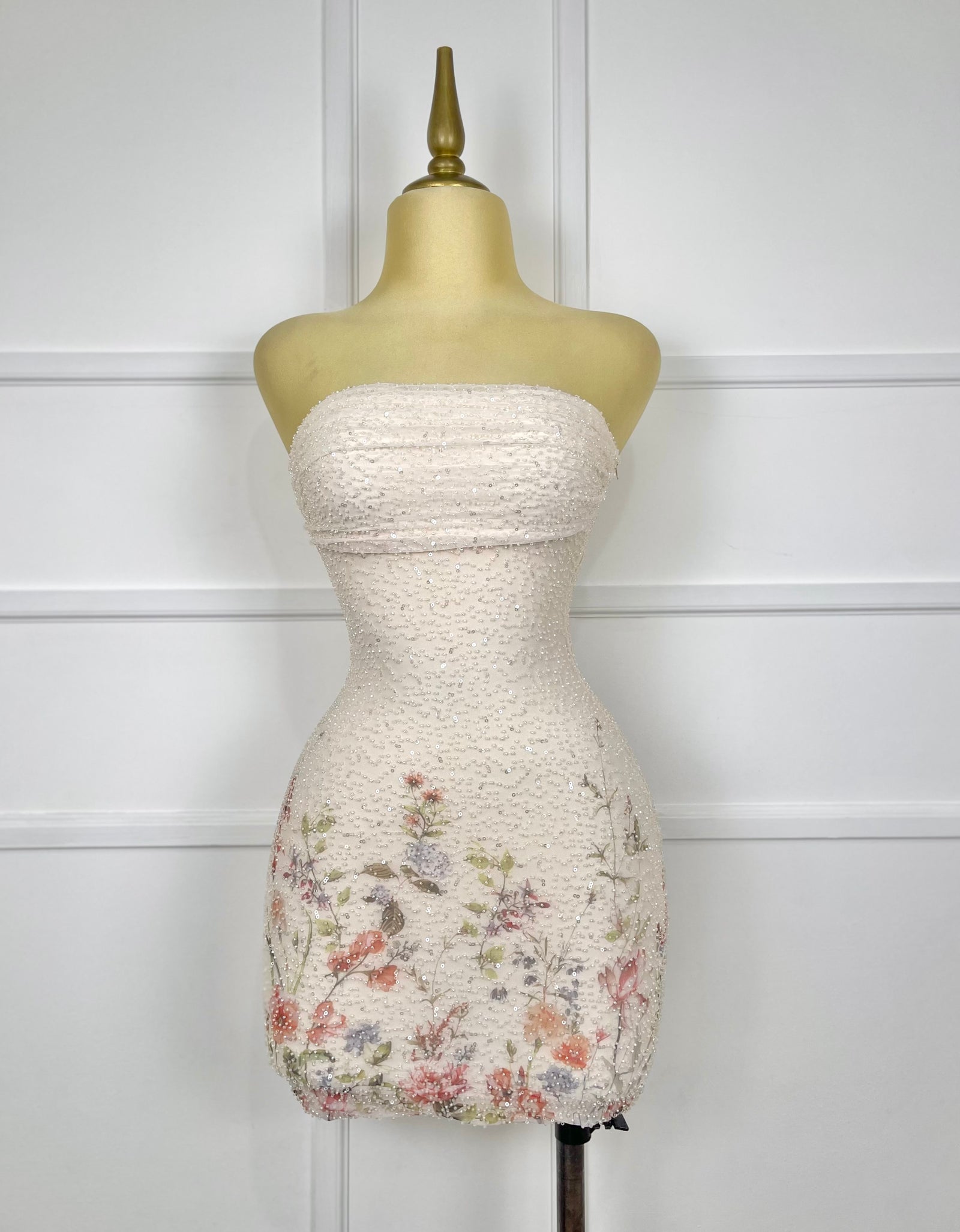 Vestido strapless con pedrería y lentejuela