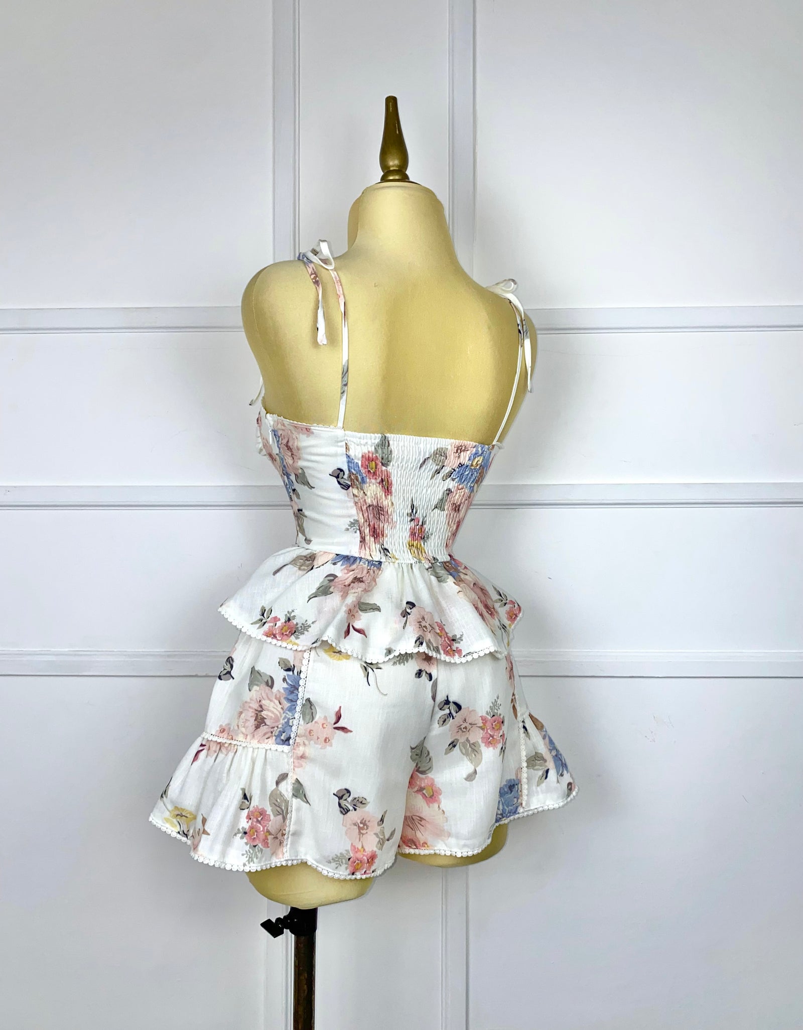 Set blanco con flores multicolor