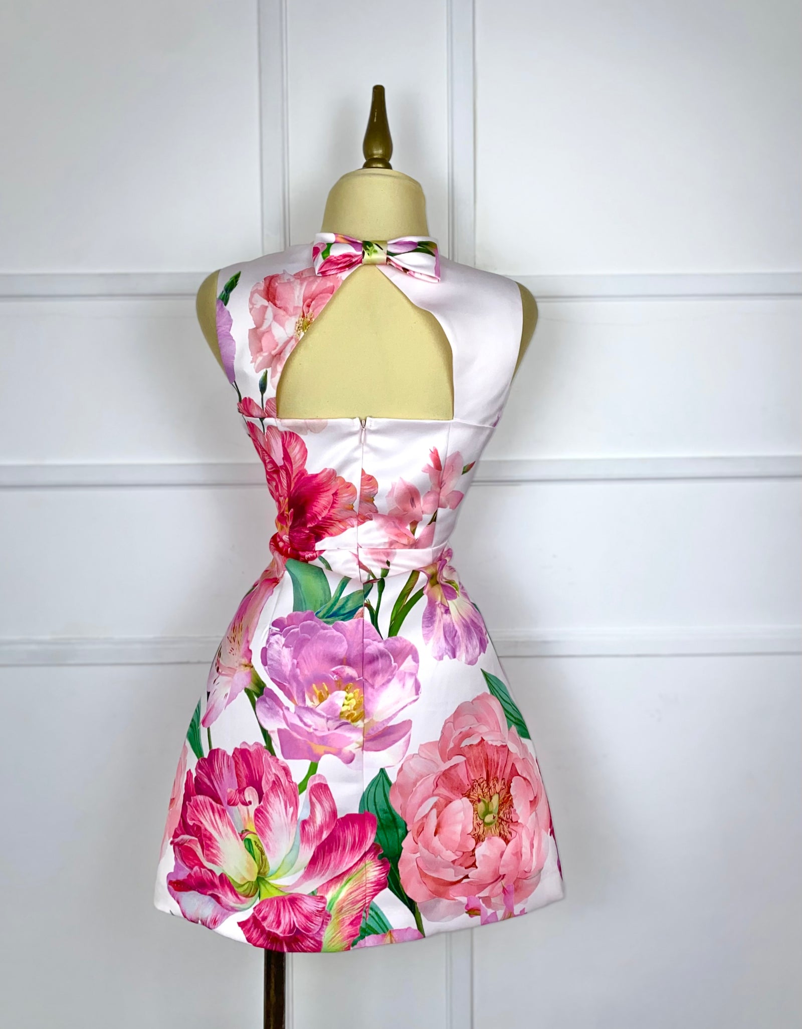 Vestido corto rosa con flores