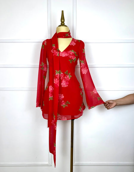 Vestido corto rojo con flores