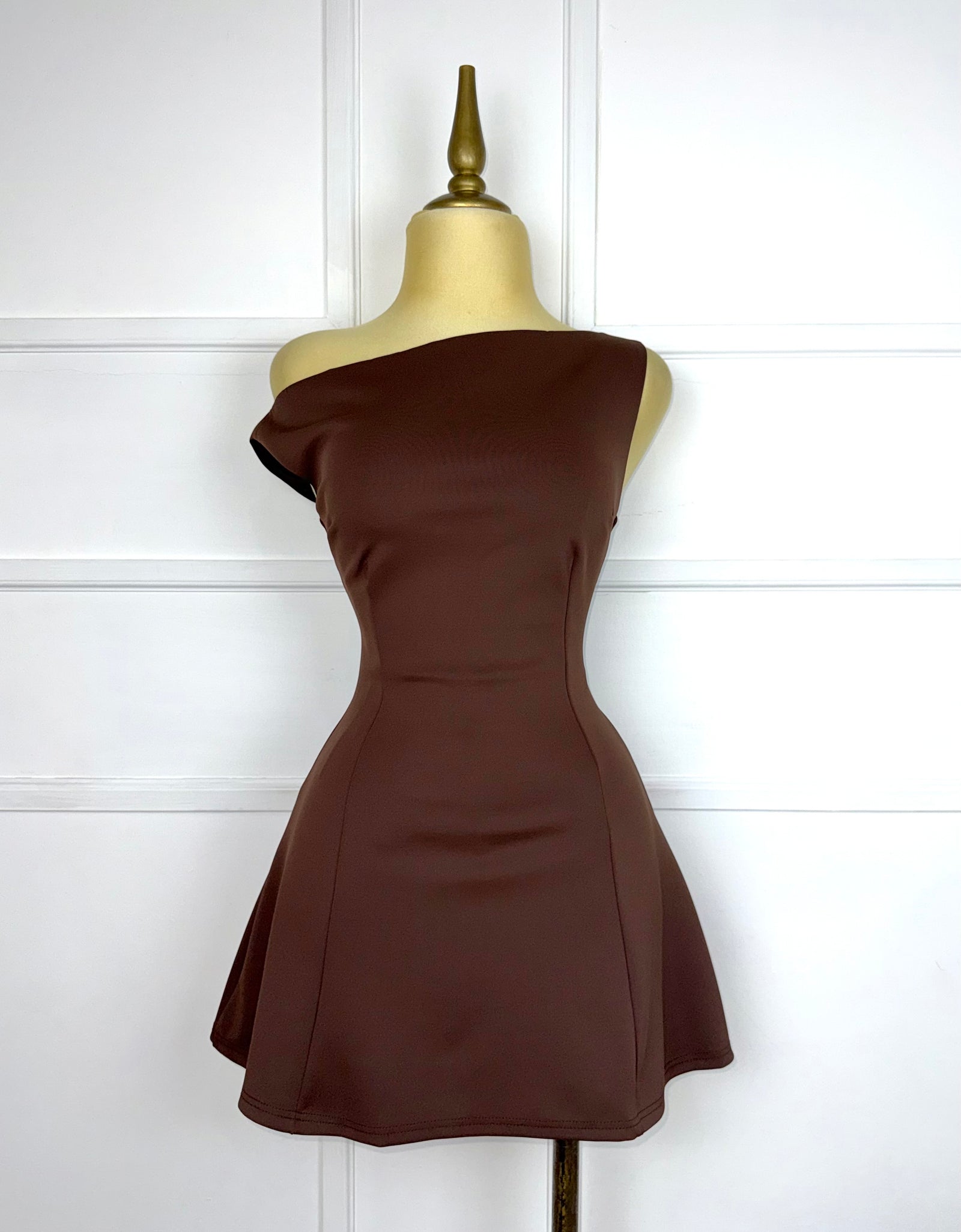 Vestido café corto liso